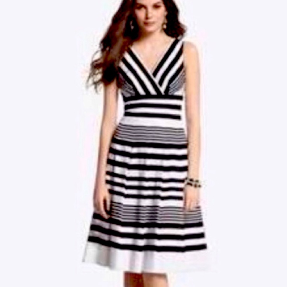 ⚪️⚫️White House Black Market Crossover Dress